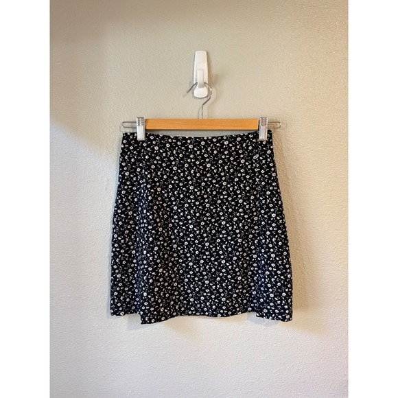 Brandy Melville Dresses & Skirts - Brandy Melville Mini Skirt Womens‎ One Size Black White Floral A-Line Side Slit